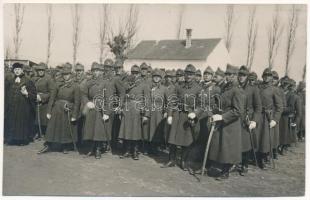 1932 Brassó, Kronstadt, Brasov; román katonák / Romanian military, group of soldiers. Atelier de fotograf Carmen photo (vágott / cut)