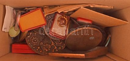 Egy kis doboznyi vegyes, főleg szocialista korabeli jelvényből, emlékéremből és kitüntetésből álló tétel T:vegyes