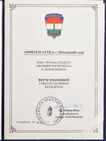 1998 Rendőrség bronz emlékérem adományozó oklevél, Dr. Orbán Péter országos rendőrfőkapitány aláírásával, eredeti tokban