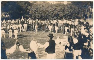 Törcsvár, Törzburg, Bran-Poarta; Hora / erdélyi népviselet, tánc / Transylvanian folklore, dance. Fot. orig. E. Fischer (EK)