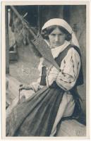 Hobicaurikány, Urikány, Uricani (Hunyad); Taranca torcand din Uricani (Valea Jiului) / Bäuerin beim Spinnen aus Uricani (Schieltal) / erdélyi folklór / Transylvanian folklore. Foto orig. J. Fischer (EK)