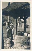 Törcsvár, Törzburg, Bran-Poarta; Taranca la putu / Bäuerin beim Brunnen / parasztasszony a kútnál / Transylvanian folklore. Foto orig. J. Fischer (kis szakadás / small tear)