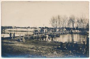 1916 Rumänien, Der Übergang über die Ialomita / WWI German military, crossing the Ialomita river in Romania. photo (EK)