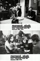 cca 1975 ,,Protekció nélkül" című román film jelenetei és szereplői, 6 db vintage produkciós filmfotó (vitrinfotó, lobbyfotó) ezüst zselatinos fotópapíron, a használatból eredő (esetleges) kisebb hibákkal, 18x24 cm