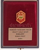 ~1960-1970. &quot;Munkásőr Parancsnoki Iskola&quot; kisméretű műgyantás (piros alap!) fém plakett, dísztokban névre szóló táblácskával &quot;Munkásőr Parancsnoki Iskolán végzett kiváló oktató munkájáért&quot; (35x25mm) T:AU