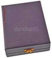 ~1960-1970. "Munkásőr Parancsnoki Iskola" kisméretű műgyantás (piros alap!) fém plakett, d...