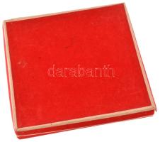 1975. Felszabadulásunk emlékére - A csepeli tanács - 1945-1975" egyoldalú öntött bronz plakett,...