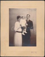 cca 1920-1930 Székesfehérvár, Pete fényképész műtermében készült, vintage családi fotó, 16,2x12 cm, karton (sarkán törésvonal) 24x19 cm