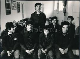 cca 1972 Gyenes Kálmán (1941-2016) szegedi fotóművész hagyatékából feliratozott, vintage fotóművészeti alkotás (Szakmunkástanulók), ezüst zselatinos fotópapíron, 17,5x24 cm