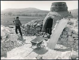 cca 1975 Mészégető a Pilisben, 2 db vintage fotó, jelzés nélkül, ezüst zselatinos fotópapíron, 18x24 cm