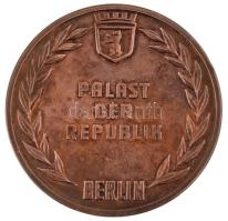 NDK ~1980. Köztársasági Palota - Berlin kétoldalas, ezüstözött bronz emlékérem eredeti A berlini néprendőrség főhadiszállása tokban (60mm) T:AU,XF ph. GDR ~1980. Palast der Republik - Berlin double-sided, silvered bronze medallion in original Präsidium der Volkspolizei Berlin case (60mm) T:AU,XF ph.