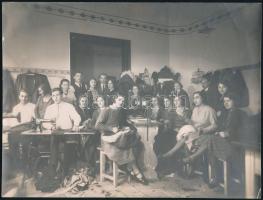 cca 1930 Újpest, Faragó fényképész hagyatékából 1 db vintage fotó (Szabó műhely), felirat és jelzés nélkül, ezüst zselatinos fotópapíron, 16,8x22,2 cm