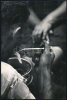 1962 Horváth István debreceni fotóművész "Ebéd" című vintage fotóművészeti alkotása, feliratozva, ezüst zselatinos fotópapíron, 23,4x15,5 cm