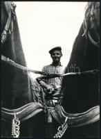 cca 1969 Kinczel Géza: ,,Fogatos" című, vintage fotóművészeti alkotása, feliratozva, ezüst zselatinos fotópapíron, 20,3x14,8 cm