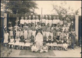1931 Szegedi óvodások záróünnepélye után készült csoportkép, 1 db feliratozott, vintage fotó, ezüst zselatinos fotópapíron, 16,5x23,2 cm