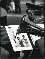 cca 1977 Móra Gábor: Térzene című vintage fotóművészeti alkotása, ezüst zselatinos fotópapíron, pecséttel jelzett, sarkán kis törésvonal, 24x18 cm