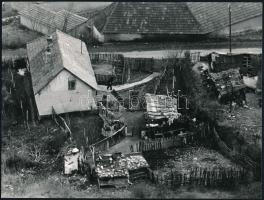 1975 Veres András kazincbarcikai fotóművész pecsétjével jelzett, feliratozott vintag fotóművészeti alkotás (Faluvég), ezüst zselatinos fotópapíron, 18x24 cm