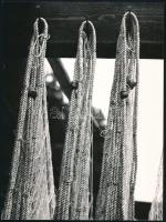 1972 Szél Ferenc békéscsabai fotóművész ,,Kötelek" című, feliratozott, vintage fotóművészeti alkotása, ezüst zselatinos fotópapíron, 24x18 cm