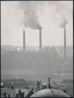 1966 Schwanner Endre (1928-2021): Pécs látképe, vintage fotóművészeti alkotás, feliratozva, ezüst zselatinos fotópapíron, 24x18,2 cm
