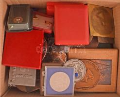 Egy kis doboznyi vegyes, főleg szocialista korabeli jelvényből, emlékéremből és kitüntetésből álló tétel T:vegyes