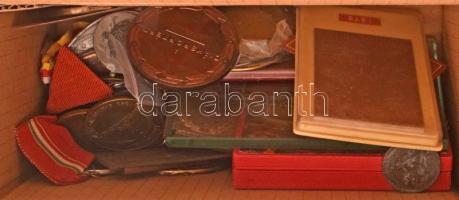 Egy kis doboznyi vegyes, sporttal kapcsolatos tétel T:vegyes