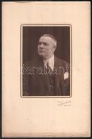 cca 1925 Ungvár, Uzhorod, Guchvich fényképész műtermében készült, keményhátú, vintage portréfotó, felülete nem hibátlan, 15x10,5 cm, karton (dombornyomással díszített a széleken) 29,5x19,5 cm