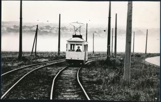 cca 1960 előtti felvétel, villamos a város szélén, 1 db vintage fotó, ezüst zselatinos fotópapíron, 14,8x24 cm