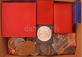 Egy kis doboznyi vegyes, főleg szocialista korabeli emlékéremből és kitüntetésből álló tétel T:vegyes
