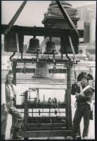 cca 1988 Párizs, a Bastille harangjátéka, a harangozók 1789-beli öltözékben, 1 db vintage hírfotó, hátoldalon feliratozva, 23,8x16,1 cm