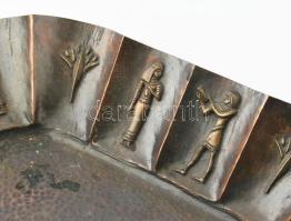 Egyiptomi alakokkal díszített iparművész kínáló, réz, kopással, 38x23 cm