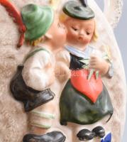 Hummel szerelmespár mintás italos készlet. Jelzett, kis kopással, egyik poháron pattogzással, m: 5-2...