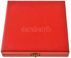 Nagy István János (1938-) 1982. "A KISZ zászlóbontásának XXV. évfordulójára" öntött bronz ...