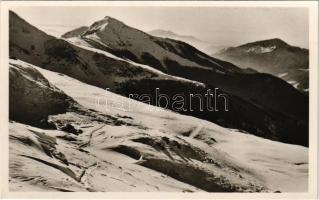 Radnai-havasok, Muntii Rodnei; Korongyos a Gargaló-hágó felől. Hensch Aladár felvétele. A Magyar Sí Klub kiadása / Coronghis / mountain peak