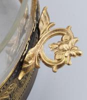 Antik kínáló. Festett fémlemez, üvegbetéttel. Kopott, betéten pattanásokkal, d: 20 cm, m: 9,5 cm