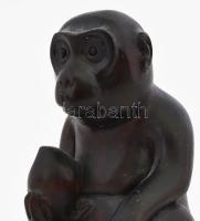 Japán netsuke. Faragott ekzóta fa, jelzett, m: 6 cm