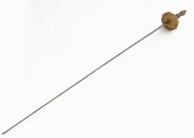 Díszkard, acél pengével, nyolcszögletű, tömör bronz kosárral és levélmintákkal díszített markolattal, a pengén és a kosár belső oldalán jelzéssel, kisebb kopásokkal, h: 92 cm