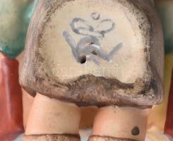 Hummel harmonikázó kisfiú madárral. Jelzett, kis kopással, m: 8,5 cm