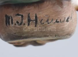 Hummel harmonikázó kisfiú madárral. Jelzett, kis kopással, m: 8,5 cm