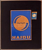 DN &quot;Hajdu&quot; festett egyoldalas plakett + &quot;25 év - Hajdu&quot; műgyantás jelvény, &quot;25 év a Hajdúsági Iparműveknél&quot; dísztokban T:AU