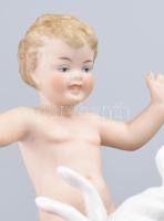 Wallendorf kutyával játszó puttó figura. Jelzett, minimális kopottsággal, m: 16 cm