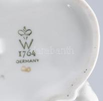 Wallendorf kutyával játszó puttó figura. Jelzett, minimális kopottsággal, m: 16 cm