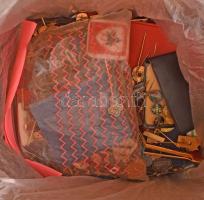 Egy kis doboznyi vegyes, főleg szocialista jelvényből álló tétel T:vegyes