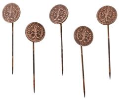 Csehszlovákia 1968. "Állami Pénzverde - a Munkaügyi Tanács tagja" Károly Róbert aranyforintját ábrázoló ezüstpatinázott bronz jelvény (5db) T:UNC,AU Czechoslovakia 1968. "Štátna Mincovňa - Nositeľ rádu práce" Silver patinated bronze badge depicting the Goldgulden of Charles I (Caroberto) (5pcs) C:UNC,AU