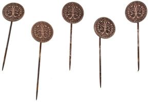 Csehszlovákia 1968. "Állami Pénzverde - a Munkaügyi Tanács tagja" Károly Róbert aranyforintját ábrázoló ezüstpatinázott bronz jelvény (5db) T:UNC,AU Czechoslovakia 1968. "Štátna Mincovňa - Nositeľ rádu práce" Silver patinated bronze badge depicting the Goldgulden of Charles I (Caroberto) (5pcs) C:UNC,AU