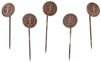 Csehszlovákia 1968. "Állami Pénzverde - a Munkaügyi Tanács tagja" Károly Róbert aranyforintját ábrázoló ezüstpatinázott bronz jelvény (5db) T:UNC,AU Czechoslovakia 1968. "Štátna Mincovňa - Nositeľ rádu práce" Silver patinated bronze badge depicting the Goldgulden of Charles I (Caroberto) (5pcs) C:UNC,AU