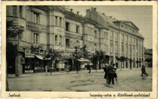 1943 Szolnok, Szapáry utca, Hitelbank palotával, patika, gyógyszertár, üzletek. Niehold Jenő kiadása