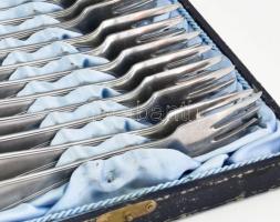 12 darabos süteményes villa szett, jelzett, kissé sérült dobozában, h: 15 cm