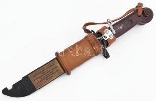 Magyar AK-63 bajonett, eredeti hüvellyel, rajta ajándékozási plakettel: "Klenovics Imre elvtárs...