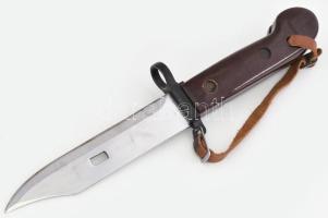 Magyar AK-63 bajonett, eredeti hüvellyel, rajta ajándékozási plakettel: "Klenovics Imre elvtárs...