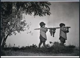 cca 1925 Bercel (Nógrád megye), habzsi-dőzsi szüret idején, Kerny István (1879-1963) budapesti fotóm...